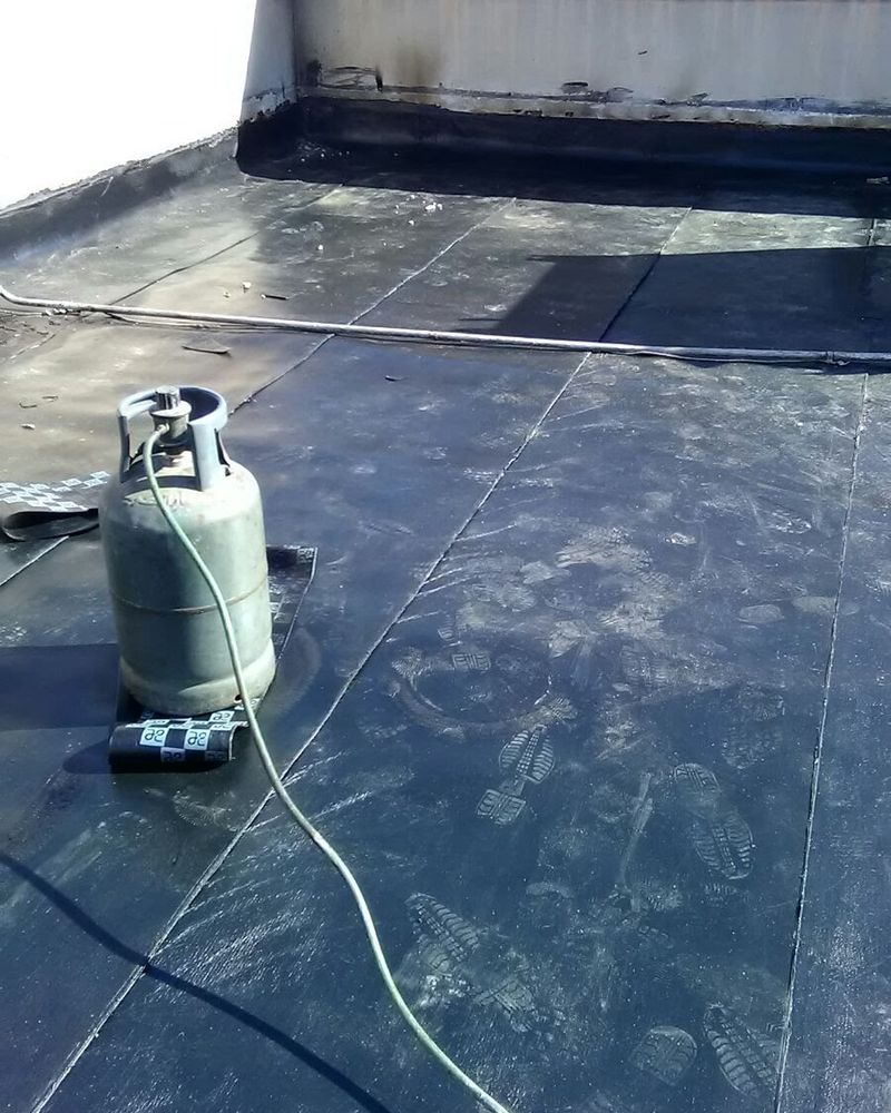 أسطوانة غاز ومعدات تنفيذ العزل الحراري على سطح المبنى
