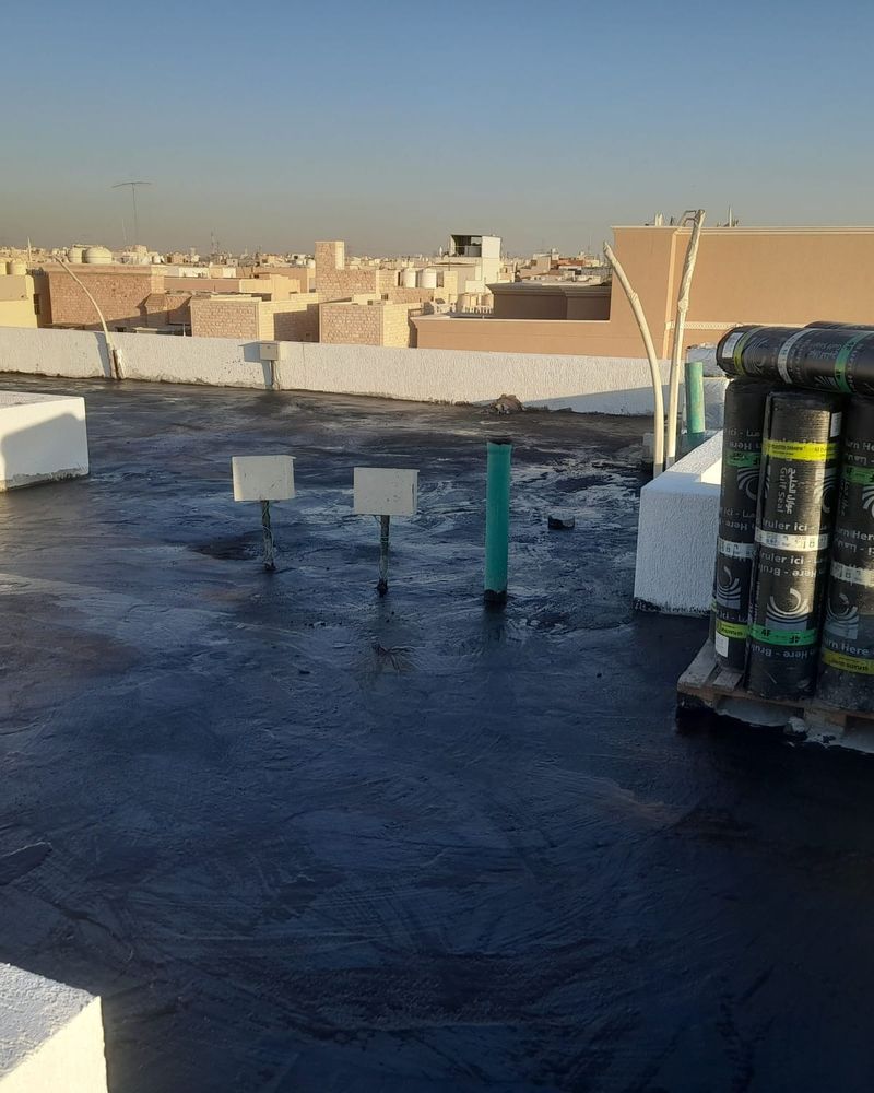 سطح مغطى بطبقة العزل البيتوميني بعد اكتمال أعمال اللحام