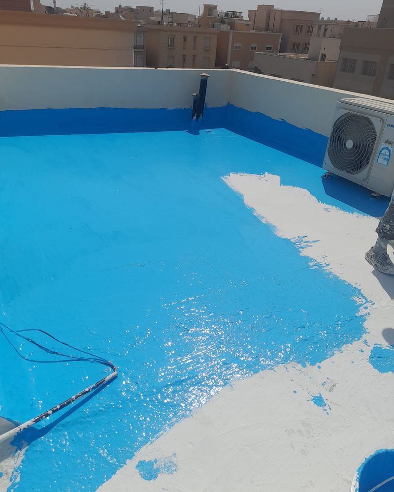 تطبيق العزل المائي الأزرق على سطح مبنى في الكويت